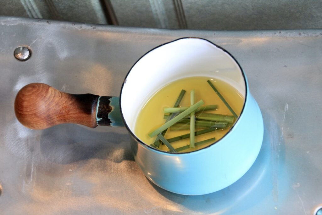 自家製ハーブオイルに挑戦 簡単レモングラスオイルの作り方と活用レシピ Pennyroyal
